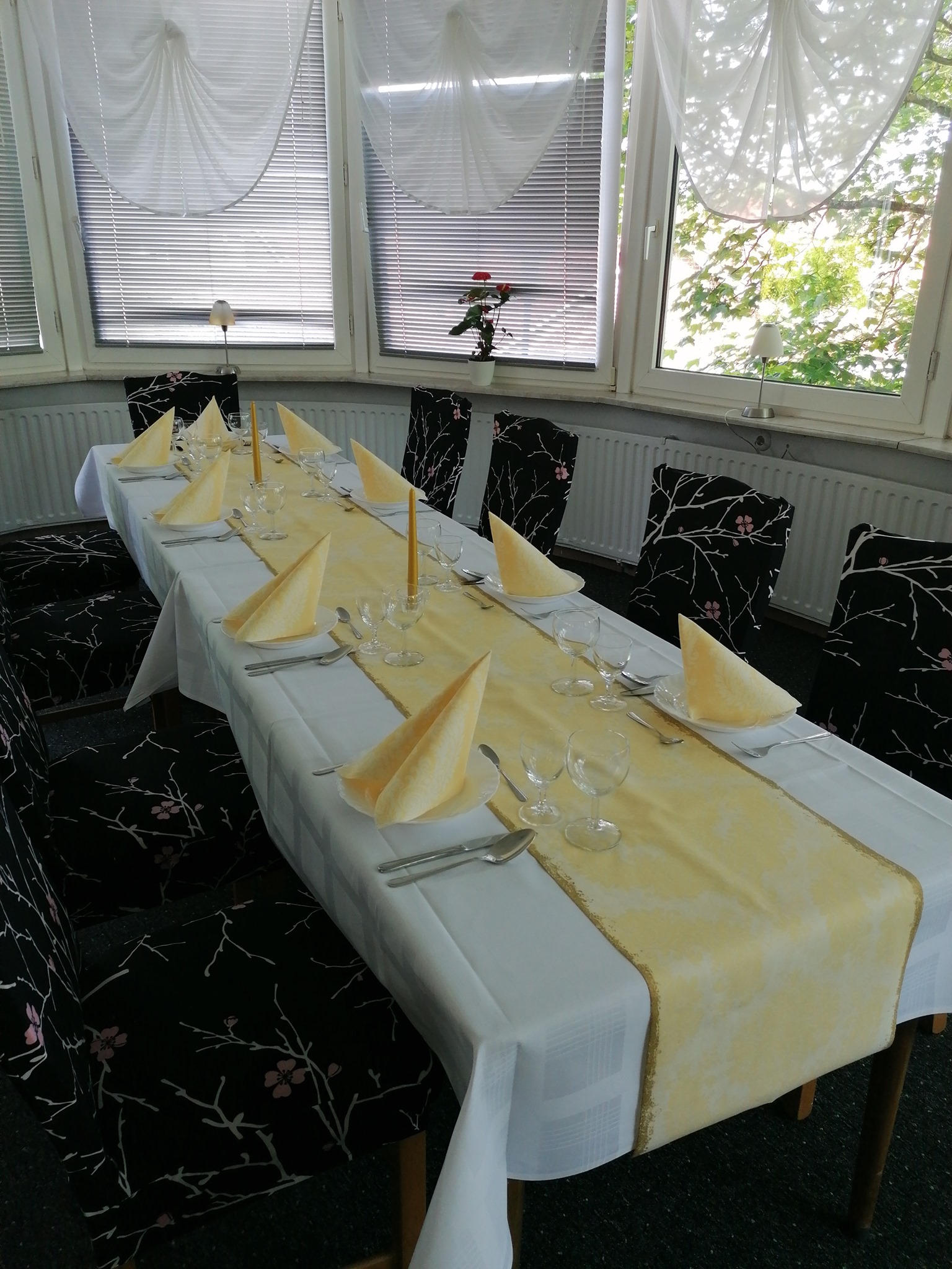 Festlich gedeckte Tafel im Innenbereich
