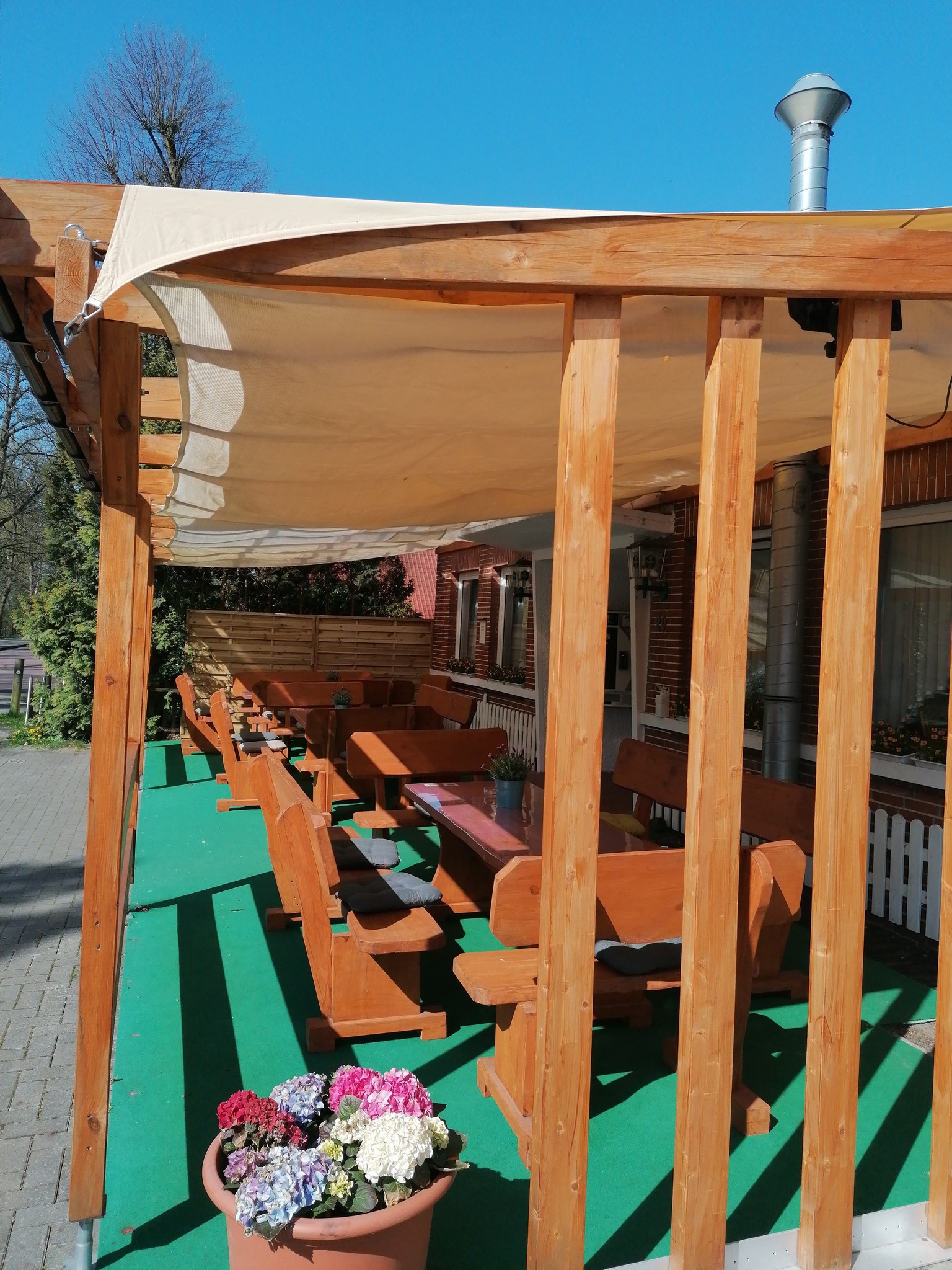 Sommerterrasse mit Pergola und Sonnensegel
